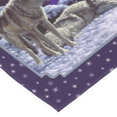 Grauwölfe im Winterschnee in der Nacht Mittelgroßer Tischläufer (Ecke)