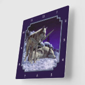 Grauwölfe im Winterschnee in der Nacht Quadratische Wanduhr (Winkel)