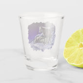 Grauwölfe im Winterschnee in der Nacht Schnapsglas (Rückseite)
