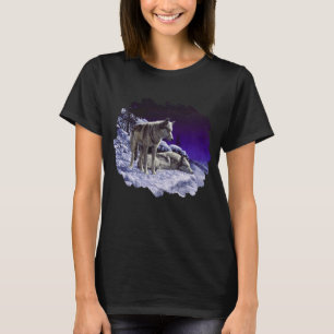 Grauwölfe im Winterschnee in der Nacht T-Shirt