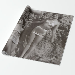 GRAVIERENDES FOTO VON DREI FRAUEN STEHEND UND SITZ GESCHENKPAPIER