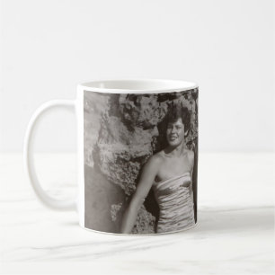 GRAVIERENDES FOTO VON DREI FRAUEN STEHEND UND SITZ KAFFEETASSE