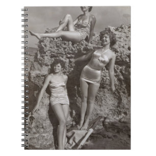 GRAVIERENDES FOTO VON DREI FRAUEN STEHEND UND SITZ NOTIZBLOCK