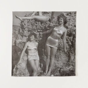 GRAVIERENDES FOTO VON DREI FRAUEN STEHEND UND SITZ WANDTEPPICH
