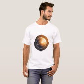 Gravitationsharmonie: Emblemhemd für kosmische Krä T-Shirt (Vorne ganz)