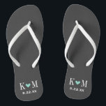 Gray and Aqua Modern Wedding Monogram Badesandalen<br><div class="desc">Maßgeschneiderte gedreht Flop-Sandalen personalisiert mit einem niedlichen Herz und Ihre Monogramm-Initialen und Hochzeitstermin. Klicken Sie auf Anpassen,  um Schriftart und Farben zu ändern oder eigene Bilder hinzuzufügen,  um ein einzigartiges Design zu erstellen!</div>