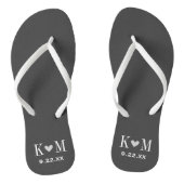 Gray and Charcoal Moderne Wedding Monogram Badesandalen (Fußbett)