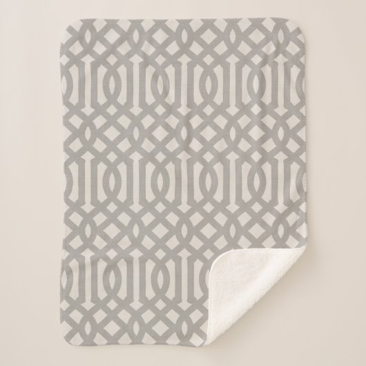 Gray and Ivory Trellis | Modernes Bauernhaus Sherpadecke (Vorderseite)