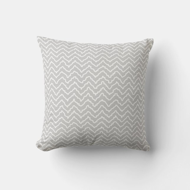 Gray And White Squiggly Chevron Zigzag Pattern Kissen (Vorderseite)