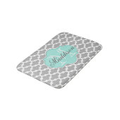 Gray Aqua Elegante Muster Monogram Badematte (Schrägansicht)