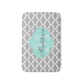 Gray Aqua Elegante Muster Monogram Badematte (Vorderseite Vertikal)