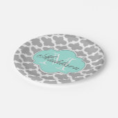 Gray Aqua Elegante Muster Monogram Pappteller (Schrägansicht)