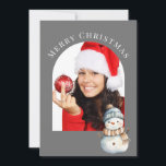 GRAY ARCHED FOTO SNOWMAN CHRISTMAS FEIERTAGSKARTE<br><div class="desc">Die liebevoll gewölbte Weihnachtskarte des Fotos ist elegant und stilvoll. Laden Sie Ihr Foto auf die Vorderseite und bearbeiten Sie den Gruß auf der Rückseite.</div>