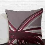 Gray Artistic Abstrakt Ribbons Kissen<br><div class="desc">Grau- und Bordeaux-Kissen zeichnen sich durch ein modernes künstlerisches abstraktes Design aus, das in Bordeaux- und Grautönen mit weißen Akzenten auf grauem Hintergrund gehalten ist. Diese abstrakte Komposition basiert auf Kombinationen von wiederholten Bändern, die überlagert und zu einem interessanten künstlerischen Design zusammengelegt werden. Die Akzente in Grau, Bordeaux, Weiß und...</div>