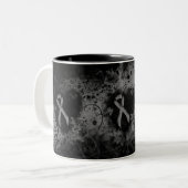 Gray Awareness Ribbon Grunge Herz Zweifarbige Tasse (Vorderseite Links)
