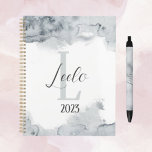 Gray Beautiful Watercolor Personalisiert Planer<br><div class="desc">Behalt deine Tage mit diesem wunderschönen Aquarell personalisierten Tagesplaner. Fügen Sie der Vorderseite den Namen und die erste Auswahl hinzu. Koordinieren Sie Ihren Planer mit anderen Produkten in der Sammlung. Stifte,  stationäre Stifte und mehr sind in drei verschiedenen Farben erhältlich: Grau,  Grün und Rosa.</div>