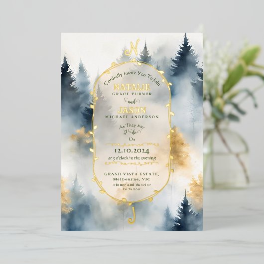 GRAY Blue Winter Pine Tree Forest Monogram Wedding Folieneinladung (Stehend vorne)