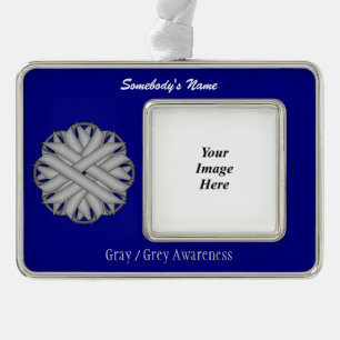 Gray Blume Ribbon Tmpl (H-O) von Kenneth Yoncich Rahmen-Ornament Silber