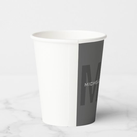 Gray Bold Monogram Modern Minimalistisch Name Init Pappbecher (Rechts)