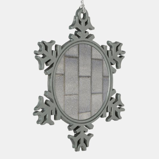 Gray Brick Cement Sidewalk Schneeflocken Zinn-Ornament (Links)