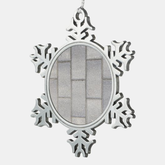 Gray Brick Cement Sidewalk Schneeflocken Zinn-Ornament (Rechts)