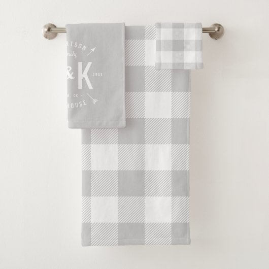 Gray Buffalo Karo und Arrow Monogram Badhandtuch Set (Insitu)