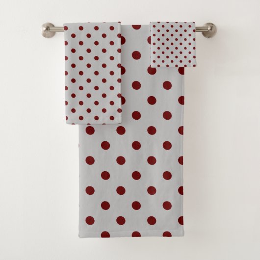 Gray Burgundy Polka Dot Badhandtuch Set (Insitu)