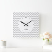 Gray Chevrons auf der Uhr der weißen Mauer (Zuhause)