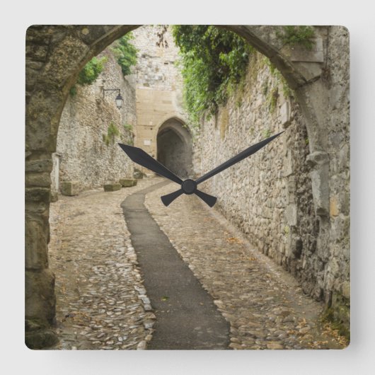 Gray Cobblestone Street, Frankreich Quadratische Wanduhr (Vorderseite)