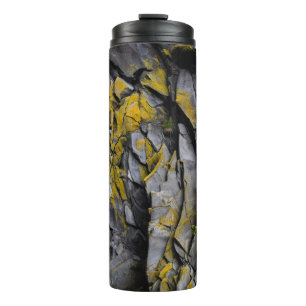 GRAY CONCRETE WALL THERMOSBECHER