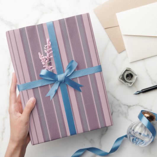 Gray Crimson Chevron Stripes Geschenkpapier (Schenken)