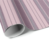 Gray Crimson Chevron Stripes Geschenkpapier (Rolleneckpunkt)