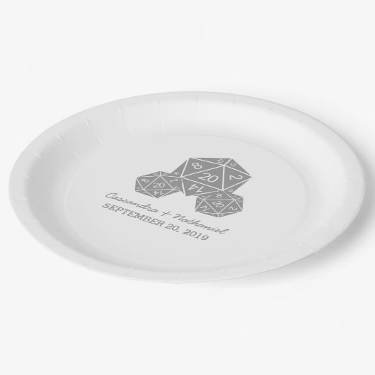 Gray D20 Würfel Hochzeitspapier-Teller Pappteller (Schrägansicht)