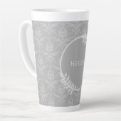 Gray Elegant Damask Personalisierte Latte Tasse (Linke Ecke)