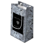 Gray Floral Damask Muster Kleine Geschenktüte (Rückseite Schrägansicht)