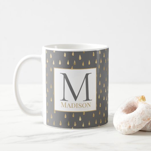Gray Gold Raindrop Modern Trendy Monogram Kaffeetasse (Mit Donut)