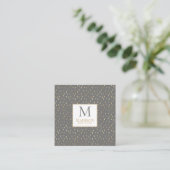 Gray Gold Raindrop Modern Trendy Monogram Quadratische Visitenkarte (Stehend Vorderseite)
