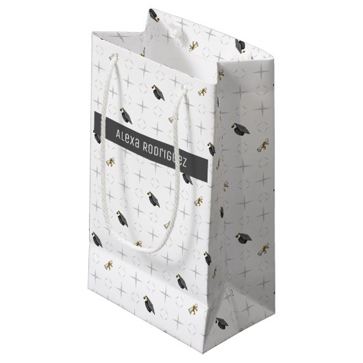 Gray Graduation Caps und Diploma Pattern Kleine Geschenktüte (Vorderseite Schrägansicht)
