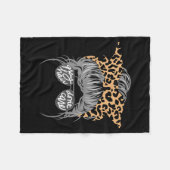 Gray Hair Don’t Care Messy Bun Fleecedecke (Vorderseite (Horizontal))