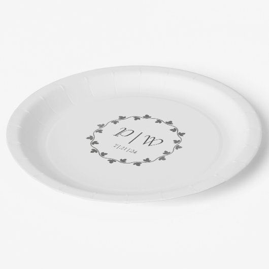 Gray Ivy Wreath Monogram Wedding Pappteller (Schrägansicht)