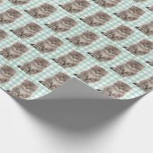 Gray Kitten on Green und White Gingham Geschenkpapier (Ecke)