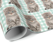 Gray Kitten on Green und White Gingham Geschenkpapier (Rolleneckpunkt)