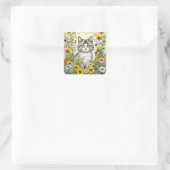 Gray Kitty Cat Sitzen in Blume Quadratischer Aufkleber (Tasche)