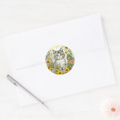 Gray Kitty Cat Sitzen in Blume Runder Aufkleber (Umschlag)