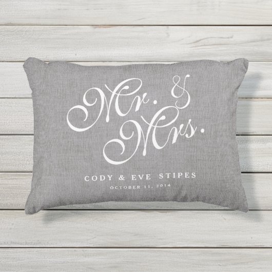 Gray Linen Initials Mr. und Mrs. Wedding Pillow Kissen Für Draußen (Vorderseite)