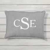 Gray Linen Initials Mr. und Mrs. Wedding Pillow Kissen Für Draußen (Rückseite)