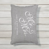 Gray Linen Initials Mr. und Mrs. Wedding Pillow Kissen Für Draußen (Vorderseite(Vertikal))