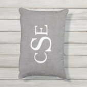 Gray Linen Initials Mr. und Mrs. Wedding Pillow Kissen Für Draußen (Rückseite(Vertikal))