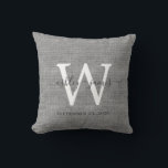 Gray Linen White Monogram Wedding Keepake Kissen<br><div class="desc">Elegantes Hochzeitskuchen,  graues Leineneffektkissen mit dunkelgrauem Chic-Schriftzeichen in handgeschriebenem Text. Fügen Sie einfach Ihre Namen,  Monogramm und Hochzeitstermin ein. Großartiges Geschenk für ein frisch verheiratetes Paar. Exklusiv für Sie entworfen von Happy Dolphin Studio. Wenn Sie Hilfe oder passende Produkte benötigen,  kontaktieren Sie uns bitte unter happydolphinstudio@outlook.com.</div>