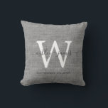 Gray Linen White Monogram Wedding Keepake Kissen<br><div class="desc">Elegantes Hochzeitskuchen,  graues Leineneffektkissen mit dunkelgrauem Chic-Schriftzeichen in handgeschriebenem Text. Fügen Sie einfach Ihre Namen,  Monogramm und Hochzeitstermin ein. Großartiges Geschenk für ein frisch verheiratetes Paar. Exklusiv für Sie entworfen von Happy Dolphin Studio. Wenn Sie Hilfe oder passende Produkte benötigen,  kontaktieren Sie uns bitte unter happydolphinstudio@outlook.com.</div>